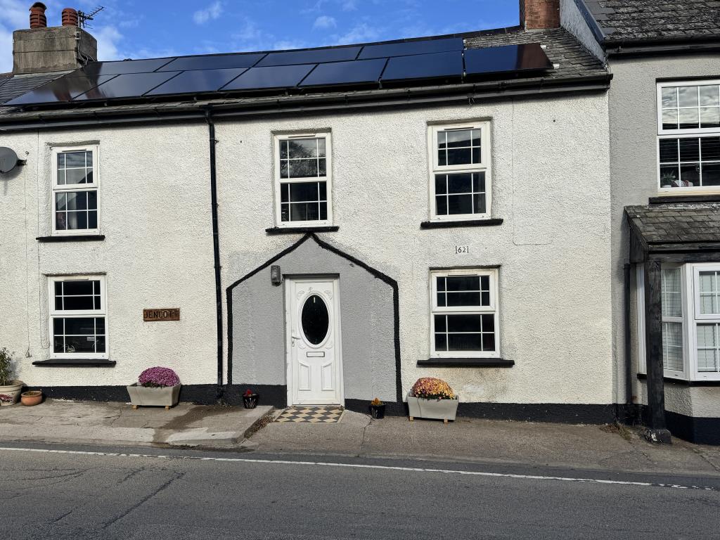 Lot: 35 - THREE-BEDROOM COTTAGE - Front of the property